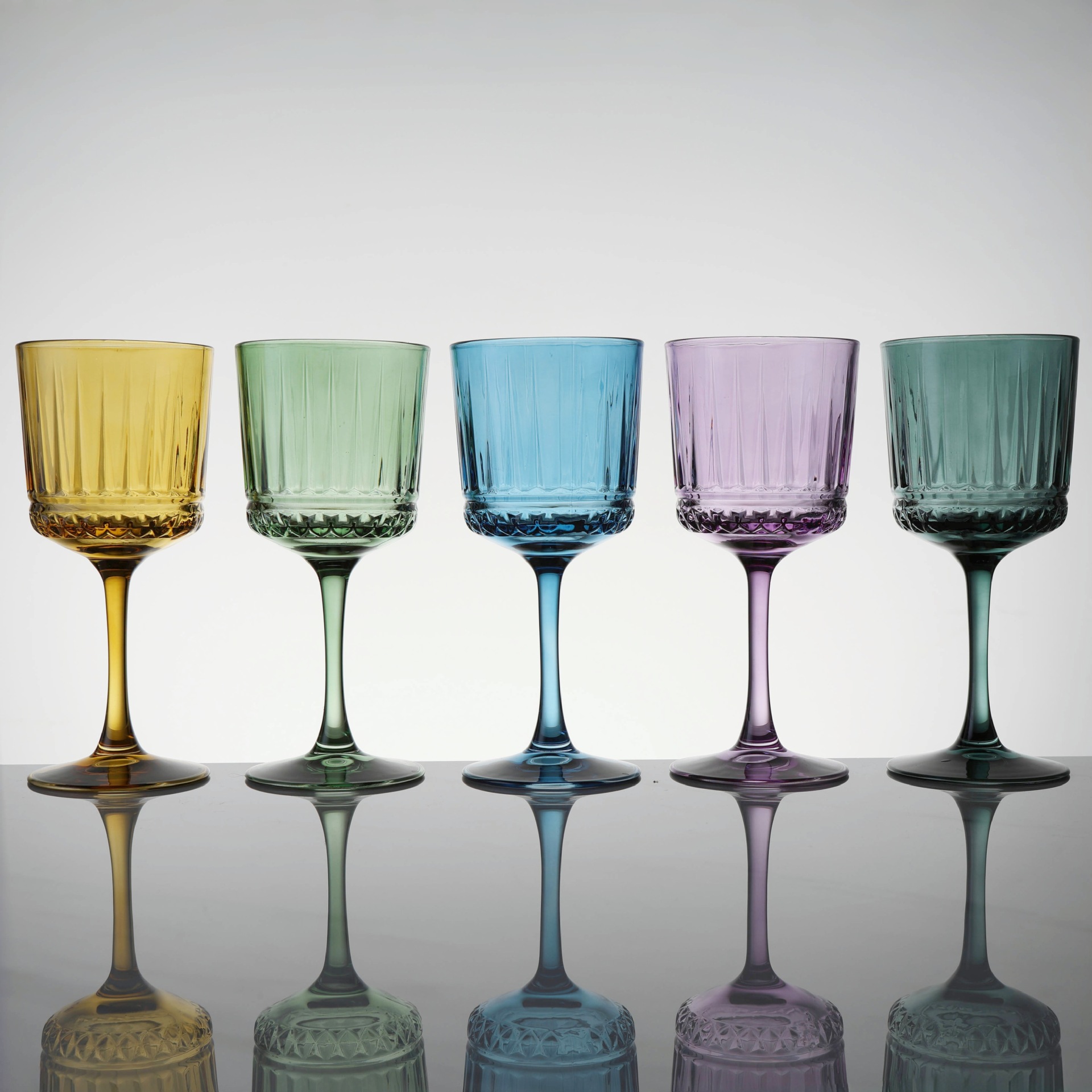 Regalo de vidrio de chorro de color espesado taza multifuncional comercial de color deslumbrante taza de color geométrico taza de vino multicolor
