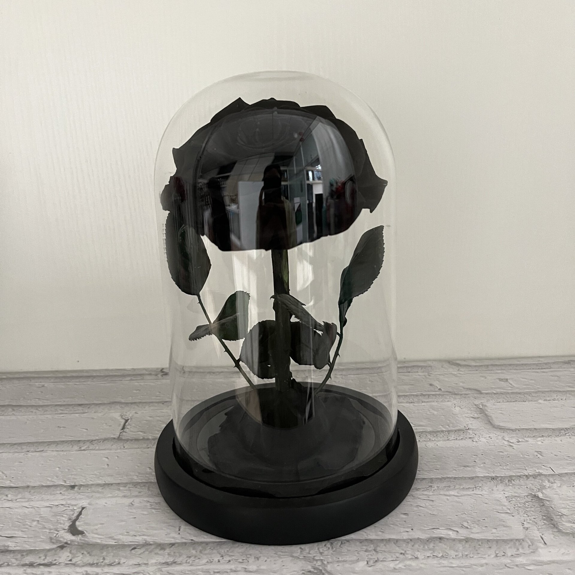 빛과 선물 상자가 없는 검정색 배경