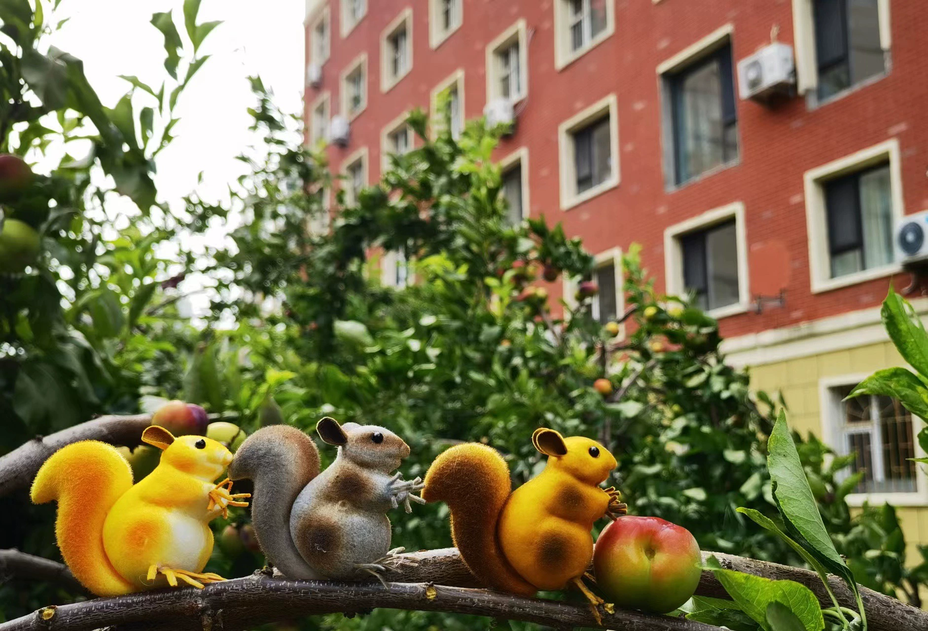 Заводская прямая имитационная модель белки реквизит Ландшафтные аксессуары/поверхность из сжатой пены, стекающая мелких животных