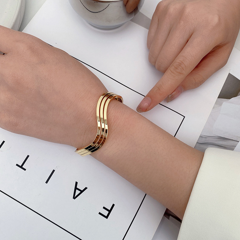 Pulsera de textura de metal europea y americana diseño de nicho pulsera de tres líneas personalidad versátil hombres y mujeres personalidad de moda pulsera de hip hop