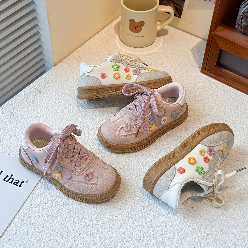 Zapatos deportivos de niñas para niños flores extranjeras zapatos de skate de otoño 2026 nuevos zapatos casuales de niñas con suela suave zapatos de entrenamiento alemán