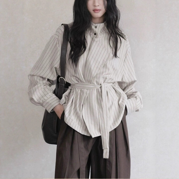 [Yu Jiujiu Recommendation] Er Yang [Jing Yue] Commuting Versatile High-Sense Stripesd Lace-Up Turtleneck Shirt