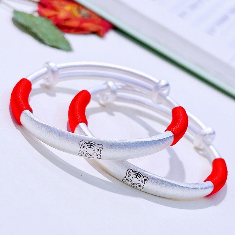 万足银S9999虎年吉祥古法复古做旧萌虎推拉宝宝童镯虎年红绳手镯