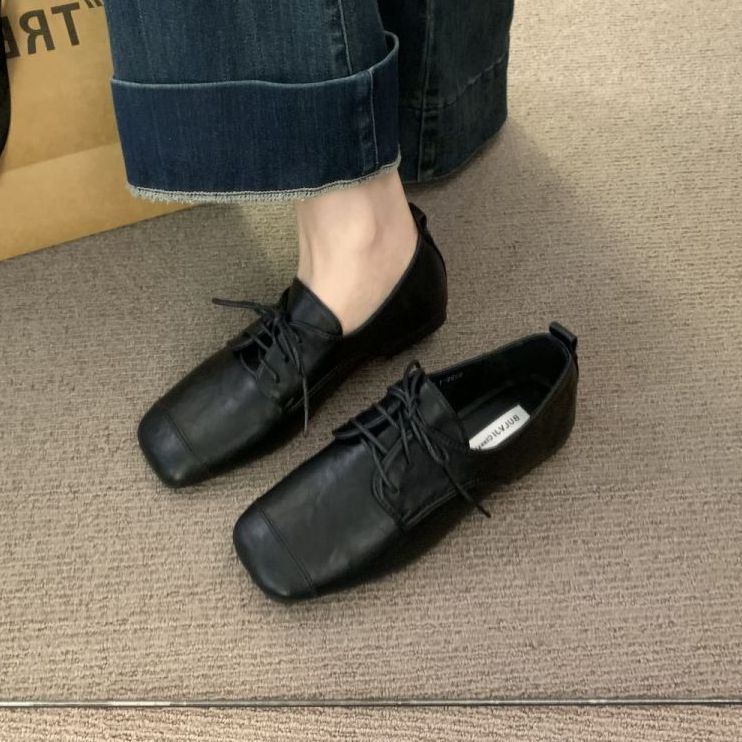 Schwarze Mary-Jane-Schnürschuhe aus Wildleder im Retro-Stil, neue Loafer mit weicher Sohle und eckiger Spitze für Herbst/Winter 2025_voghion.com
