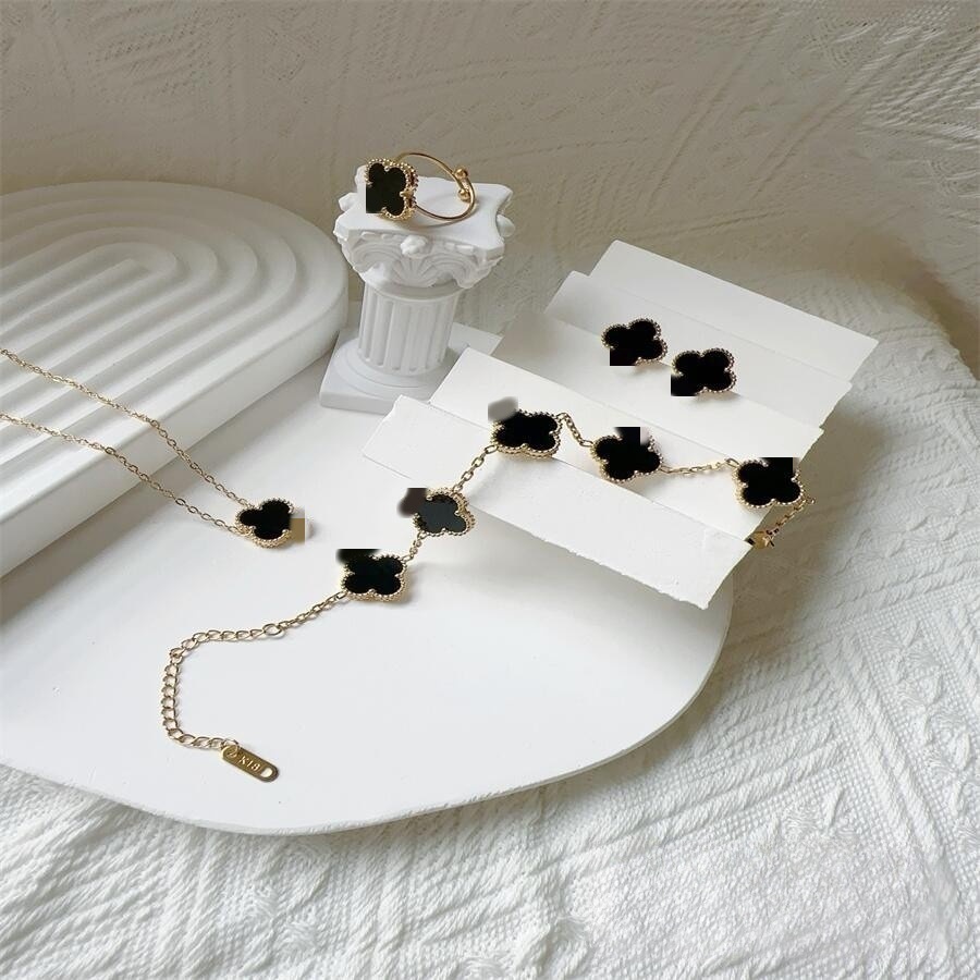 Estilo caliente Este trébol de cuatro hojas 13MM Pulsera de cinco flores 18K Pulsera de trébol de cuatro hojas Collar Pendientes Juego de anillo sin decoloración