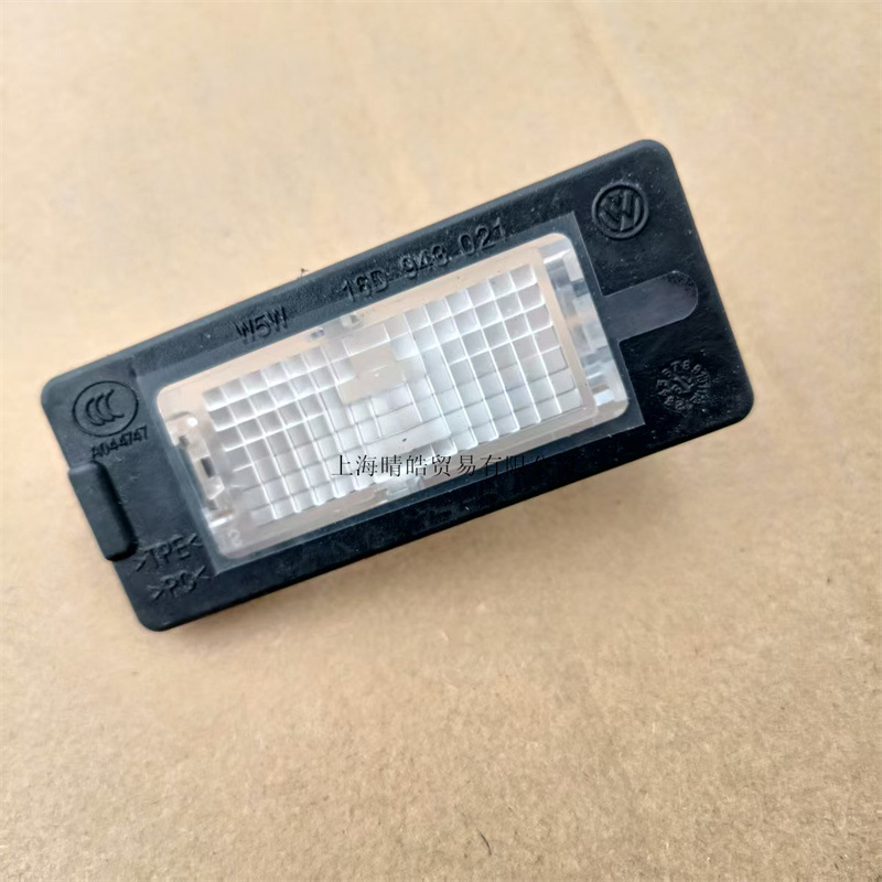 16D943021 is applicable to Volkswagen's new Passat new Lang Yilang line Sagitar Ming Rui Bora rear bar rear license plate lamp
