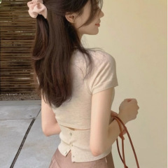 フランスの甘くて辛い杏色の氷糸のニットの半袖のtシャツの女性の夏の小さい背は身を修めて腰の短いタイプの正肩の上着を修理します。