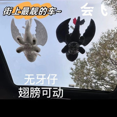 歯のない車は車の屋根の天窓車の後ろの車の車の人形を飾って家に郵送します。