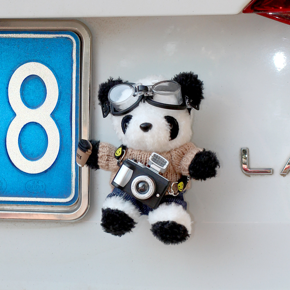 Personalidad en línea lindo estilo extranjero panda decoración de cola de automóvil adornos muñecas de peluche fuera del automóvil suministros de automóvil estables