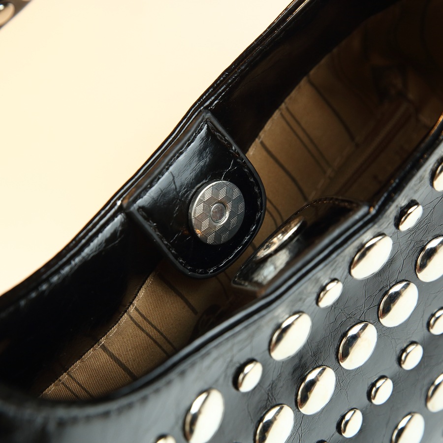 Nuova borsa a tracolla da donna in stile punk, trendy, cool ed elegante, con rivetti resistenti, ideale da portare sotto il braccio._voghion.com