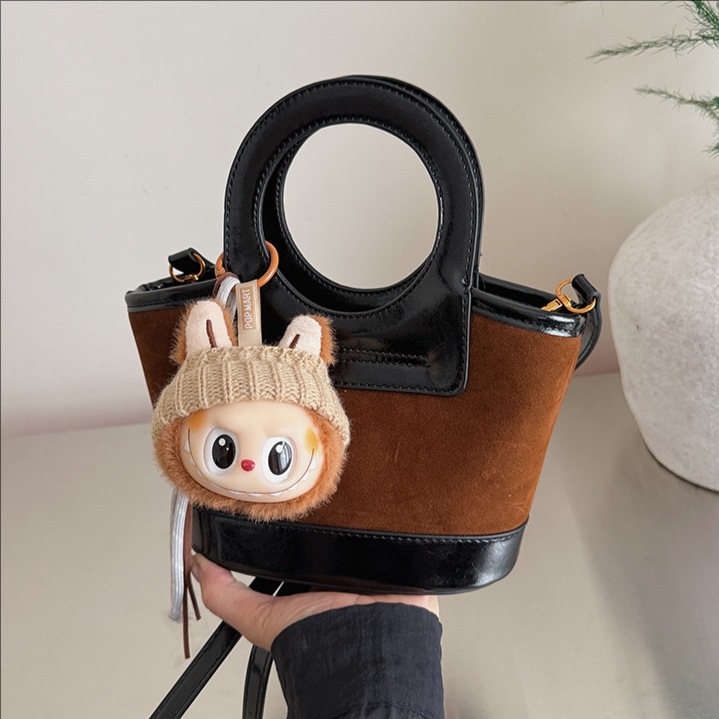 Bolso de mano coreano transfronterizo empalmado bolso de cubo de agua mujer otoño / invierno 2025 nuevo estilo de moda bolso de hombro bolso de viaje