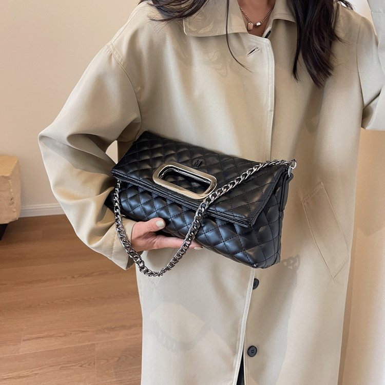 Kleine luxuriöse Klapp-Ohrtasche für Damen 2024 neue Mode-Umhängetasche hochwertige Unterarmtasche mit Diamantkette_voghion.com