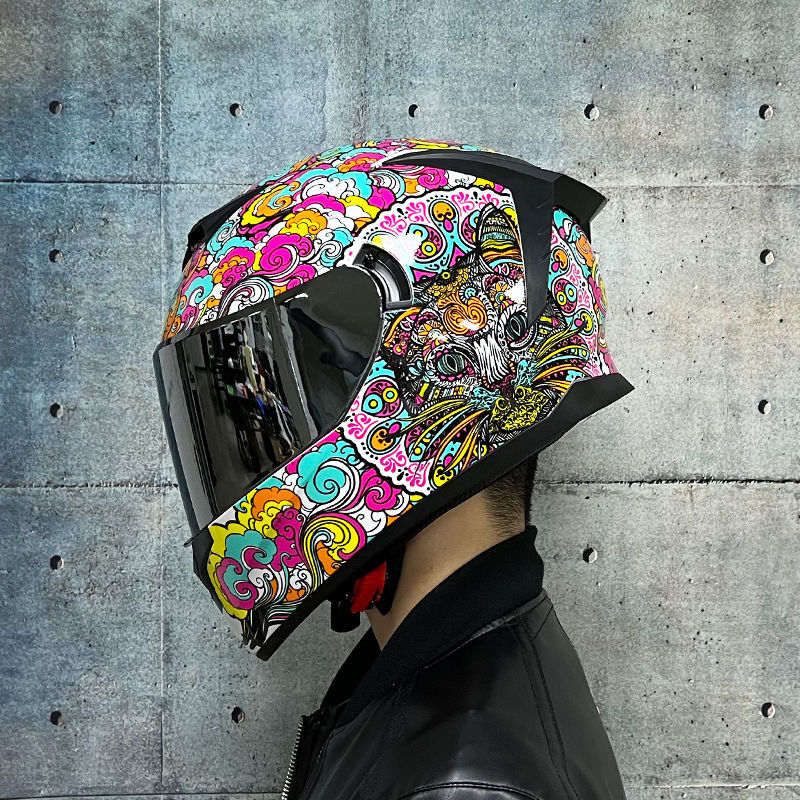 Casco de coche eléctrico LVS para hombres y mujeres de verano casco completo casco colorido personalidad fresco casco de carreras verano