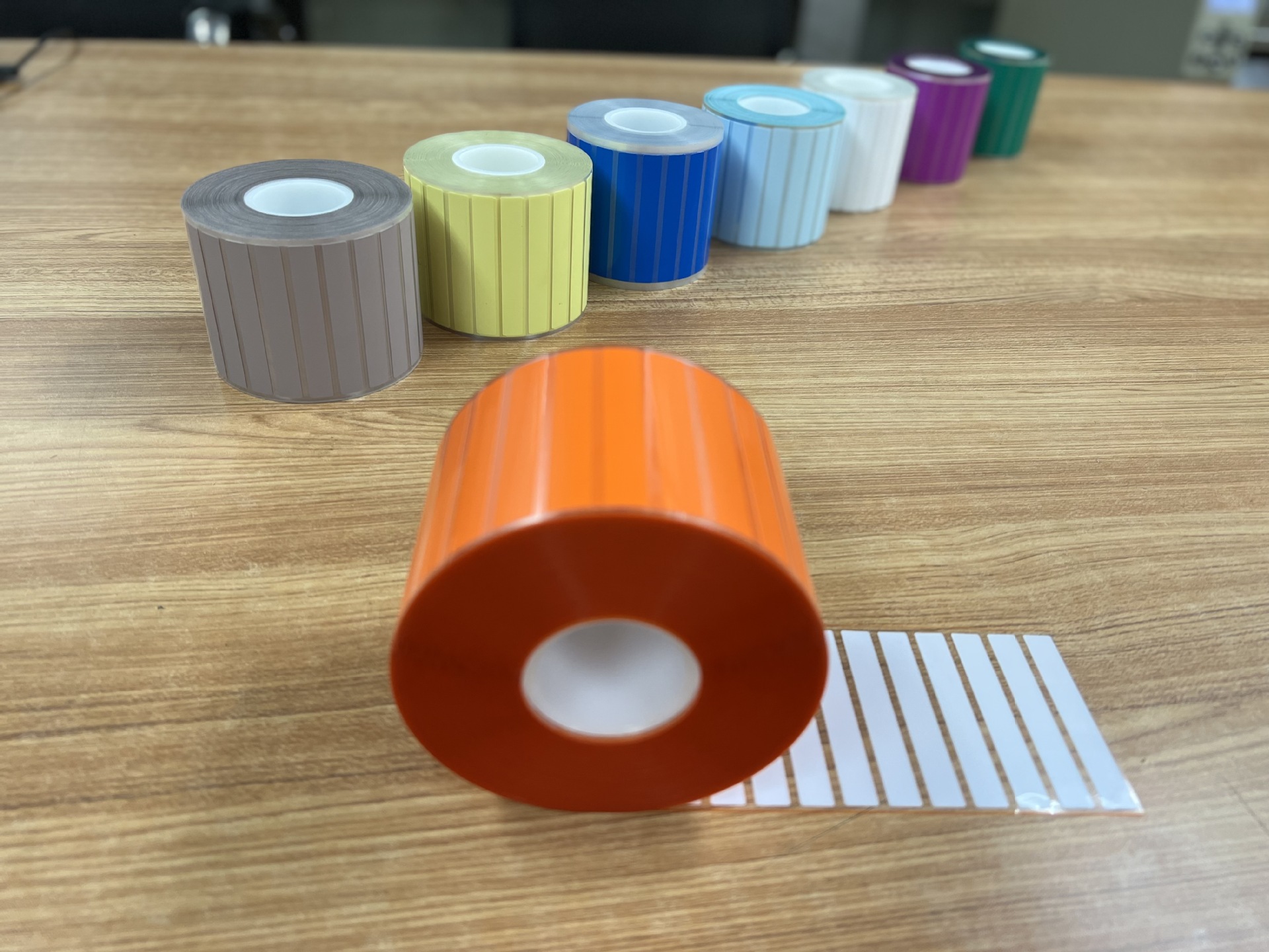 赤水市印制油性胶卷装PE袋标签厂-染色不残胶条码标签70*10MM