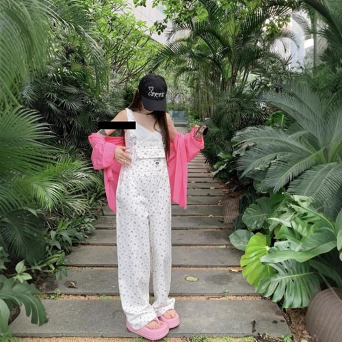 Japanese-style sweet denim floral bib pants for women, new fall and winter model, youthful and cute, loose and casual wide-leg one-piece long pants