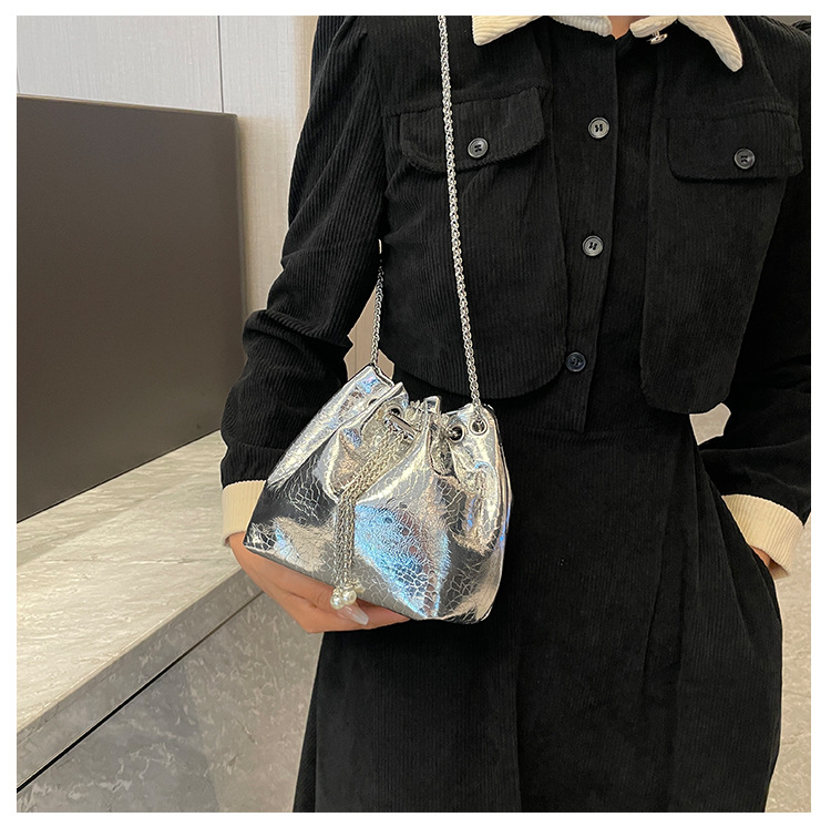 Women's Small All Seasons Pu Leather Solid Color Streetwear Bucket String Shoulder Bag Bucket Bag Chain Bag display picture 5