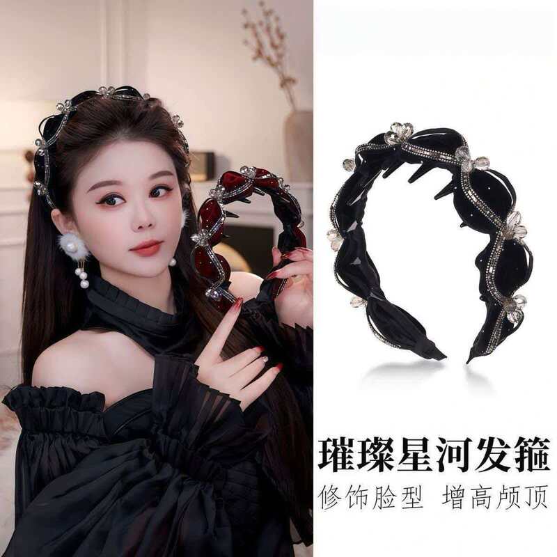 Velvet Headband with a Wave Design for Everyday Use in Autumn and Winter, Enhancing Hair Volume and Creating a Fuller Look Velvet Headband with a Wave Design for Everyday Use in Autumn and Winter, Enhancing Hair Volume and Creating a Fuller Look