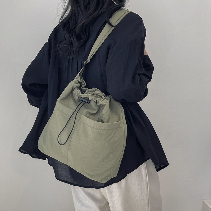 A stylish single-shoulder crossbody bag for 2024, a large-capacity casual commuting bag for classes, and a beautiful and fashionable underarm bag for women undefined