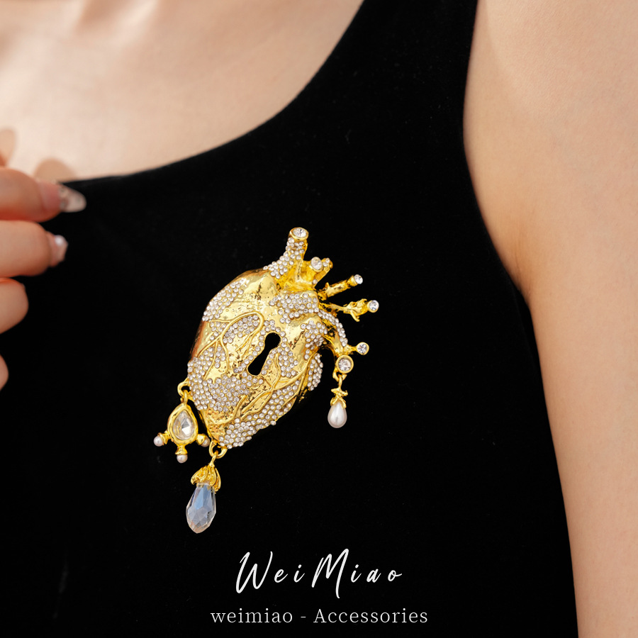 Corazón de diamante cerradura broche de perla nicho de alto nivel de sentido broche de personalidad transfronteriza europea y americana exagerada ropa al por mayor image 5