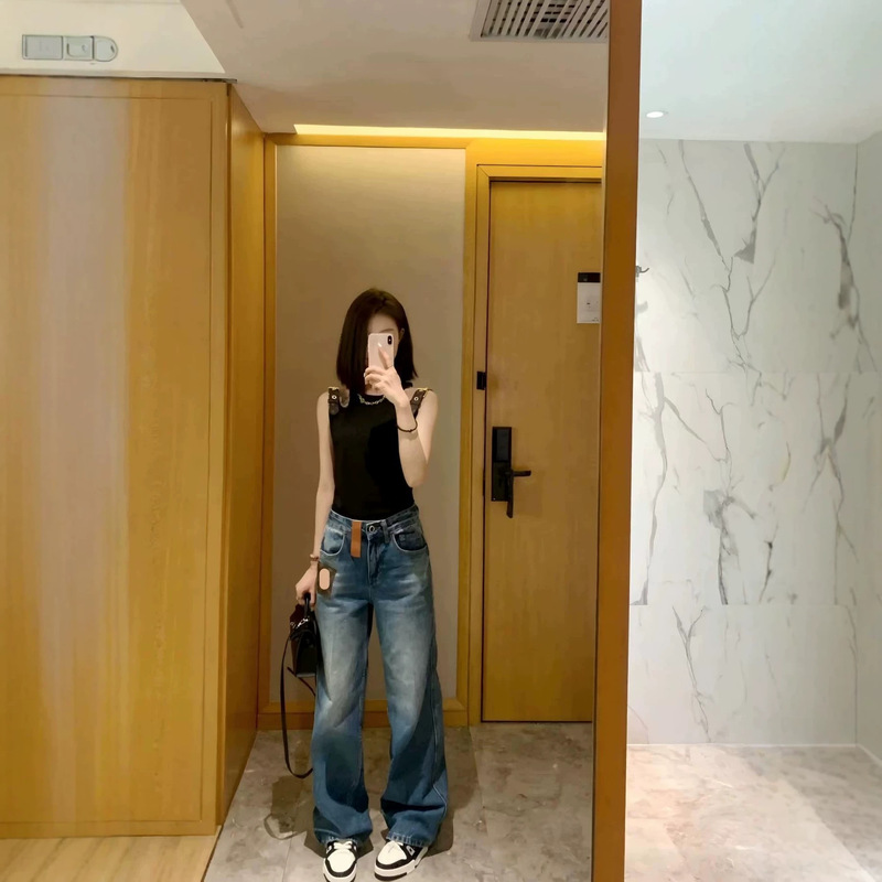 High-end vintage-style straight-leg jeans with logo patch, high-waisted, wide-leg, retro fashion, washed, loose-fitting, slimming jeans