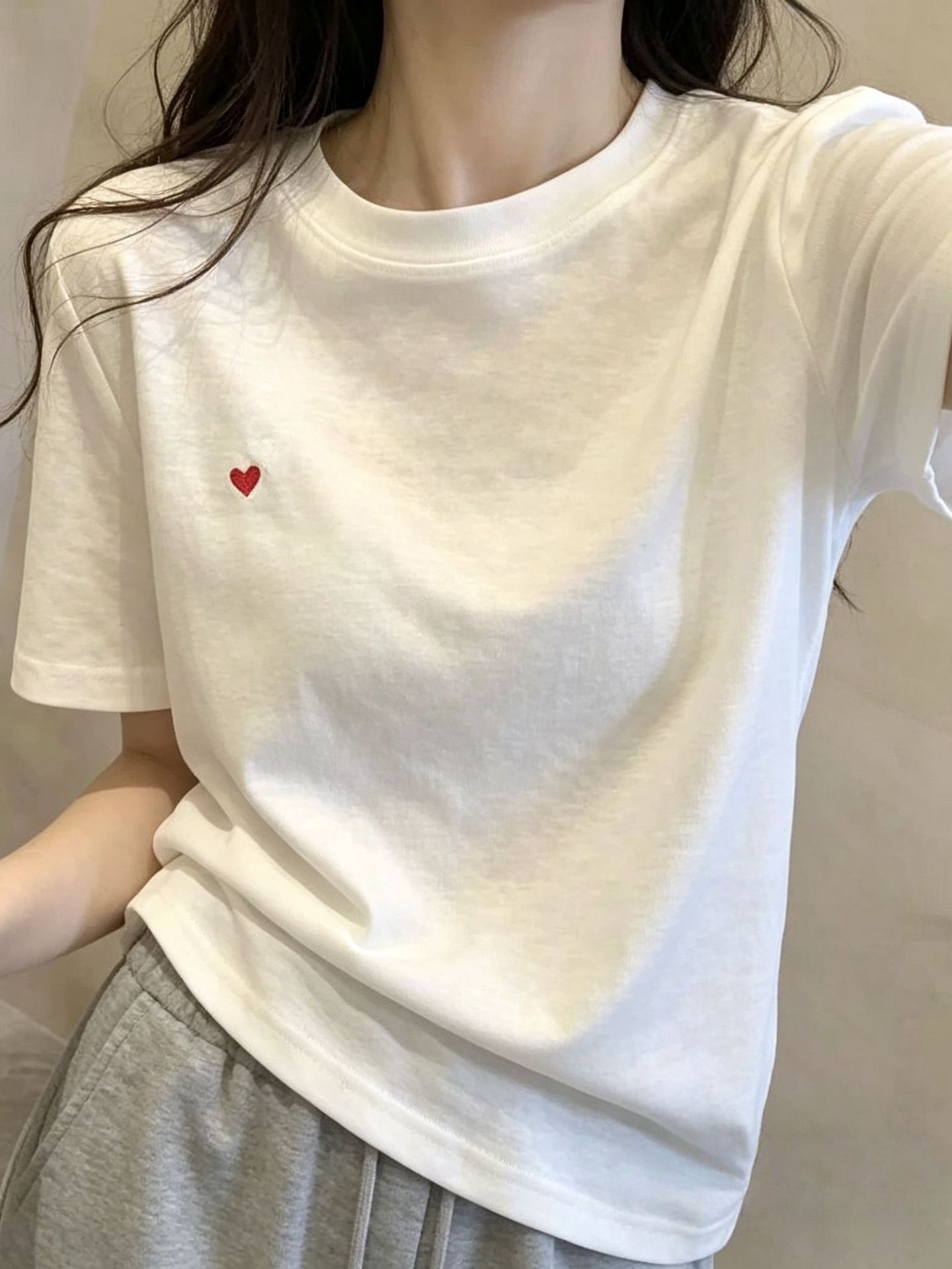 Áo thun nữ ngắn tay cổ tròn thêu hình trái tim, phong cách châu Âu, form ôm nhẹ — xanh lam