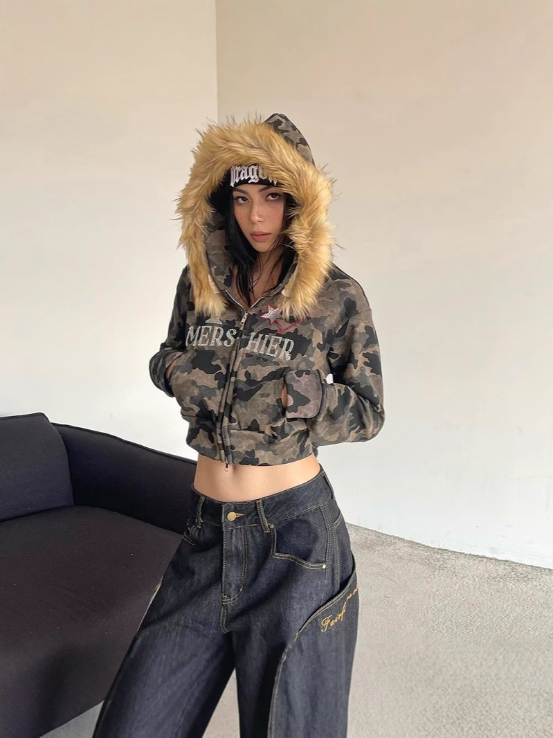 秋冬の女性の新型アメリカのギャルは迷彩の毛の襟を取り外して帽子のパーカーのファスナーのショートコートとベルベットの保温を持ちます。