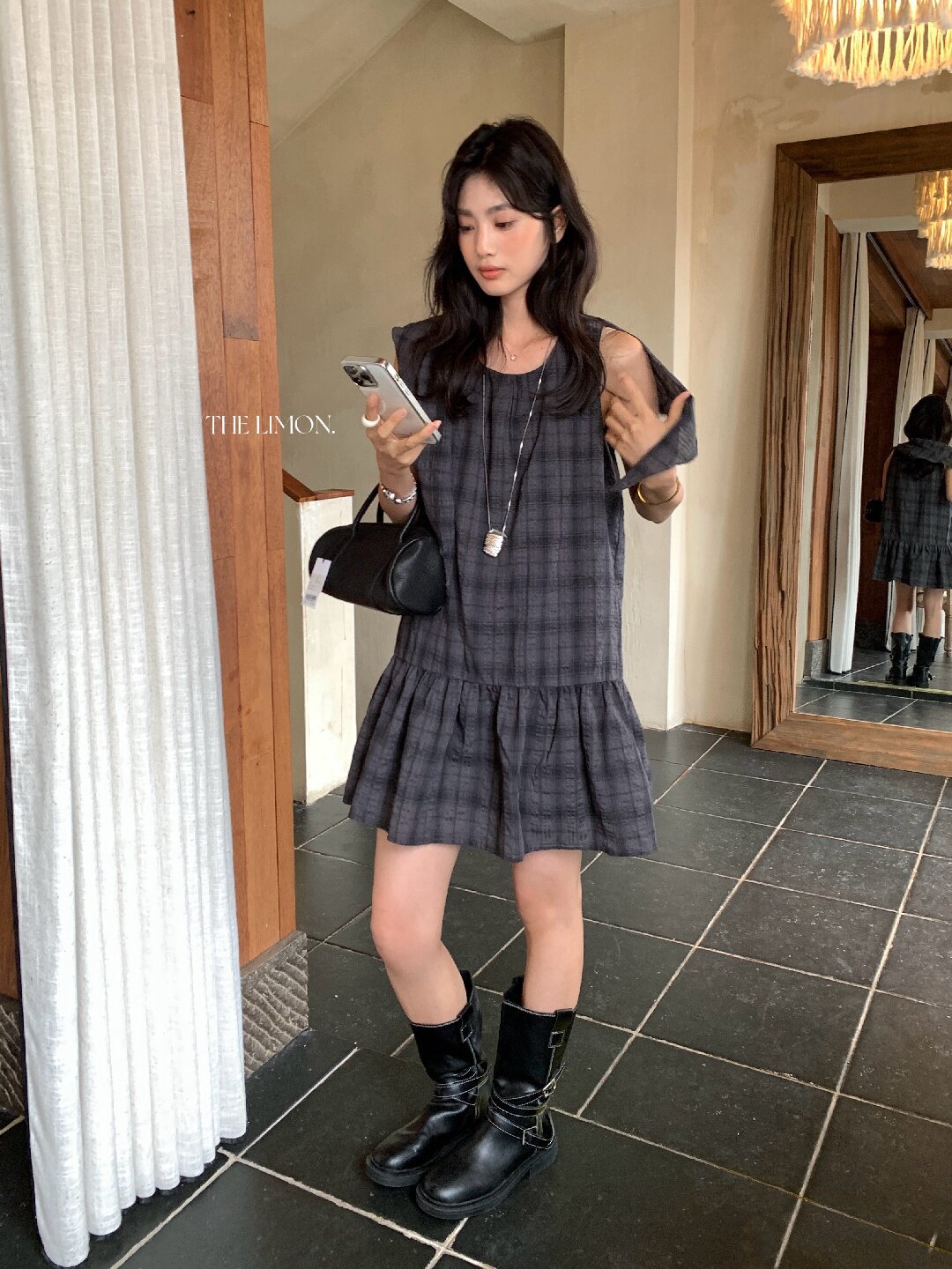 Đầm suông nữ midi họa tiết kẻ ô phong cách học sinh, tay không, viền bèo nhún, thiết kế thanh lịch mùa hè 2026 — kẻ ô chi tiết 18