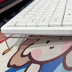 アクリル透明キーボードスタンドはデスクトップタイピングサポートを高め、オフィスコンピュータキーボード滑り止めフィルムマジックをサポートします