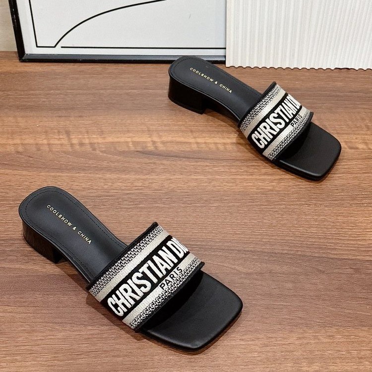 Letras bordadas de talón grueso una palabra zapatillas frías para mujeres 2026 verano nuevo temperamento francés zapatillas de talón medio image 4