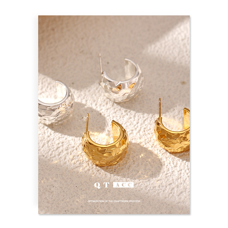 Joyería al por mayor aretes de martillo en forma de C cobre chapado en oro 925 plata simple ligero lujoso anillo de aguja de plata para mujeres