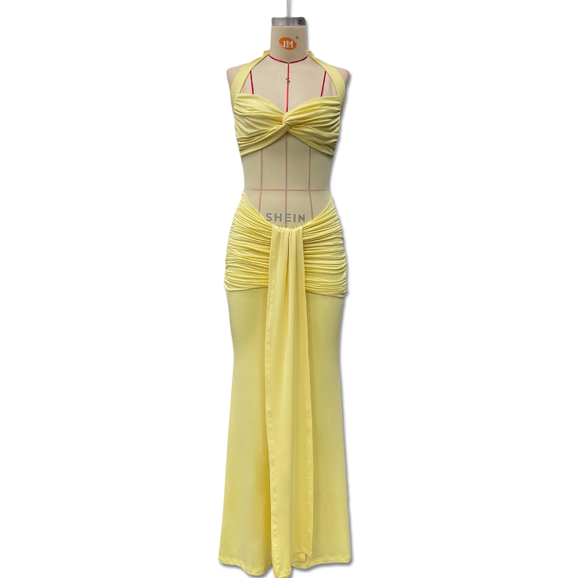 Robe moulante sexy à bretelles dos nu, élégante et froncée, ornée de rubans, collection GraceChic 2025._voghion.com