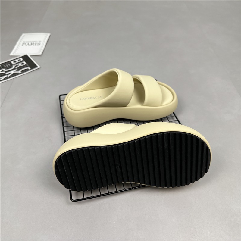 Tykksålede skinnsandaler og tøfler for kvinner 2023 sommer ny mote ett-ords all-match myk bunn casual sklisikre yttertøysandaler_voghion.com