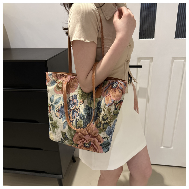 fashionable capacious one-shoulder bag