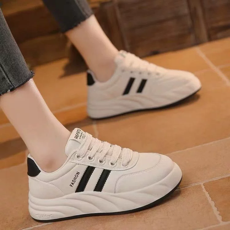 Модные женские кроссовки 2024, новые осенние популярные повседневные кожаные белые туфли, универсальные кроссовки на толстой подошве, увеличивающие рост.