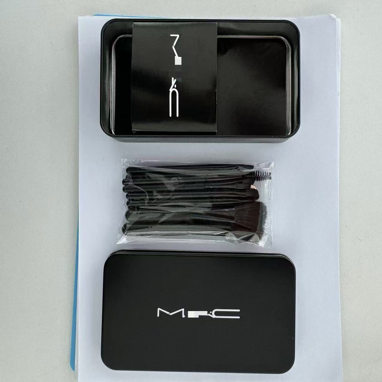 Juego de brochas de maquillaje de 12 piezas en caja de hierro, juego portátil de nivel básico, juego de brochas de maquillaje de nailon multifuncional y portátil