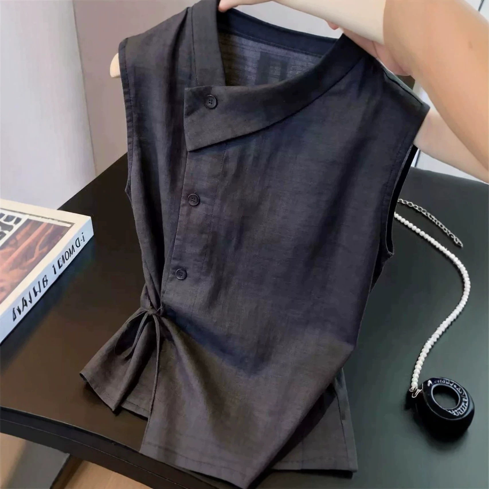 Áo hai dây nữ satin kiểu Pháp thanh lịch, thiết kế không tay ôm nhẹ — màu đen chi tiết 1