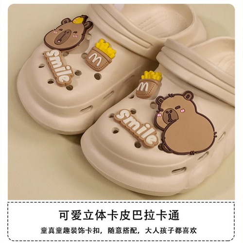 Kids' Hole-Design Slippers, Capybara Design—Unisex Outdoor Non-Slip, Breathable Closed-Toe Sandals for Parents and Children, Comfortably Designed