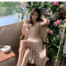 三亚海边度假仙女沙滩裙法式绝美高级感小飞袖方领碎花连衣裙女夏