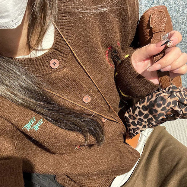 2025 F/W 여성 자수 캐릭터 라운드넥 루즈핏 니트 가디건 긴팔