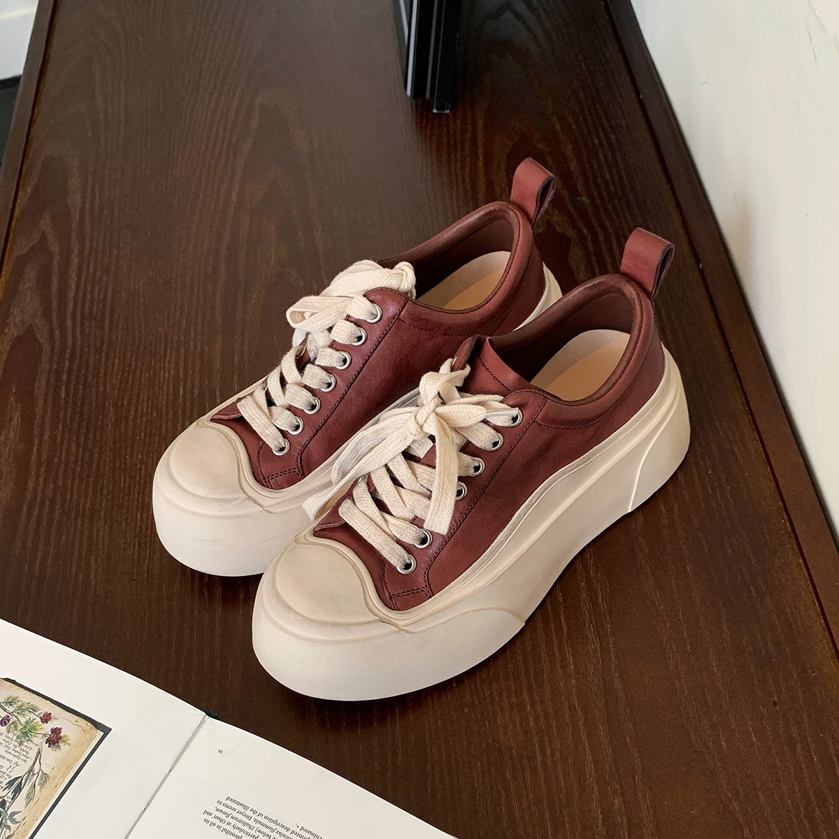 Versión de cuero de vaca ~ Grape Madre con el mismo estilo de zapatos de skate casuales de cabeza redonda para aumentar la altura de la base para hacer viejos zapatos blancos para mujeres