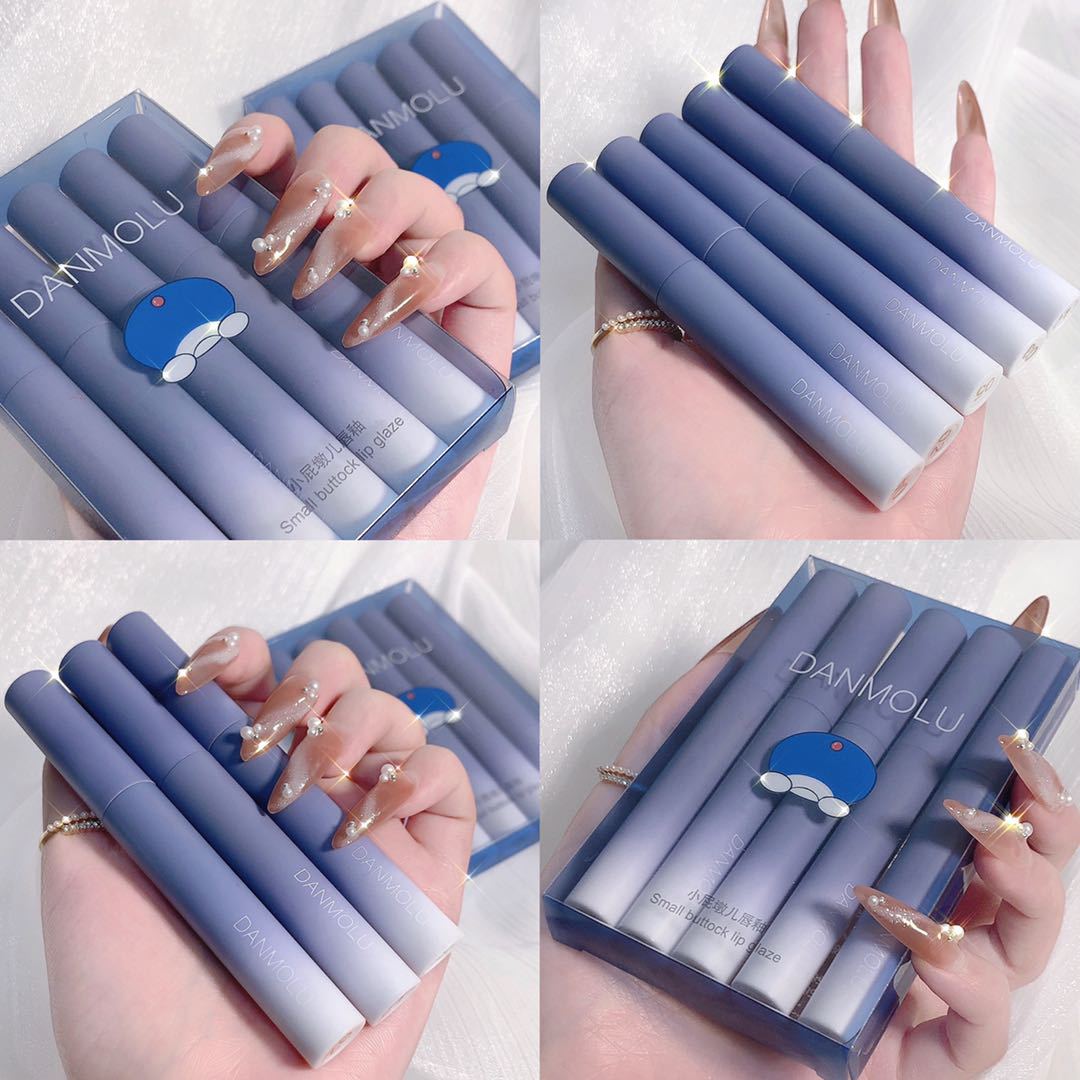 Cinco juegos de esmalte labial con pequeños muelles de pedos, terciopelo en la superficie de niebla mate, modelos estudiantiles baratos blancos y no fáciles de desvanecer lápiz labial