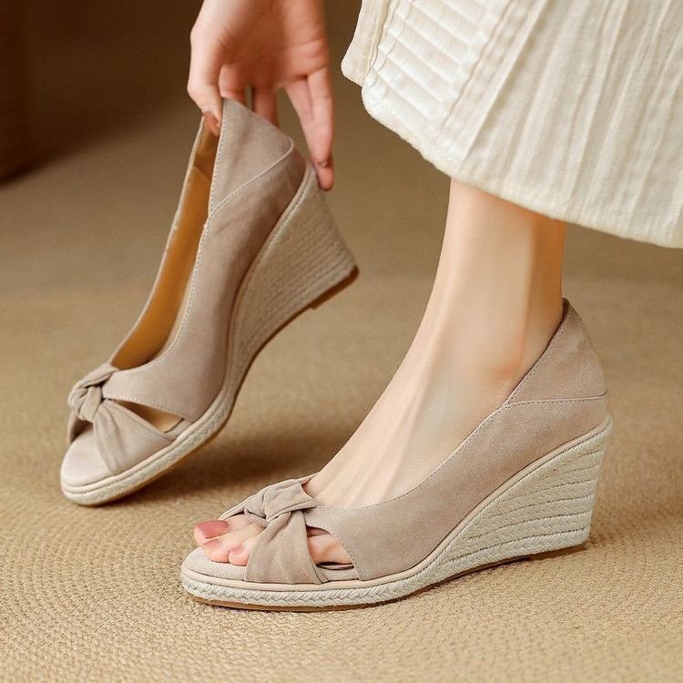 Moda temperamento sandalias mujeres 2026 verano nuevo tacones de altura de pendiente gruesa, sandalias de altura suave de moda