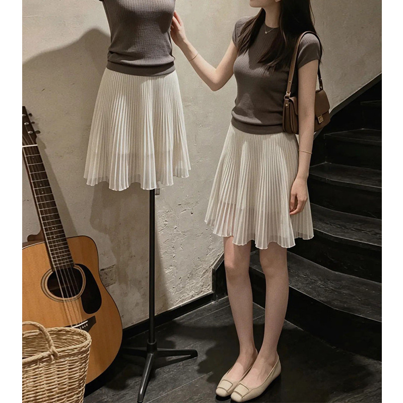 New Style Gentle, Casual, and Stylish Gray Slim-Fit Short-Sleeved Top Paired with a Striped Skirt Two-Piece Set New Style Gentle, Casual, and Stylish Gray Slim-Fit Short-Sleeved Top Paired with a Striped Skirt Two-Piece Set