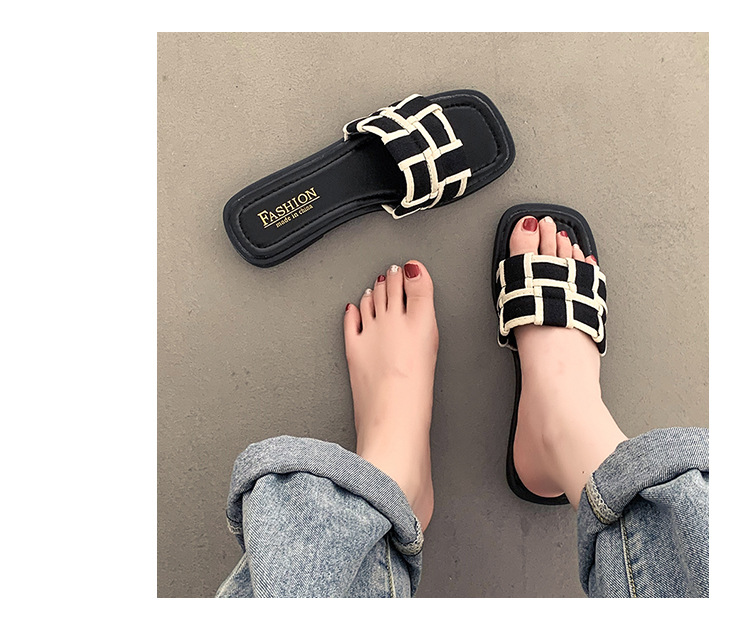 French luxury flat sandals for women to wear in summer, Xiaoxiang Feng 2023, new influencer going out to the beach, flip flops_voghion.com