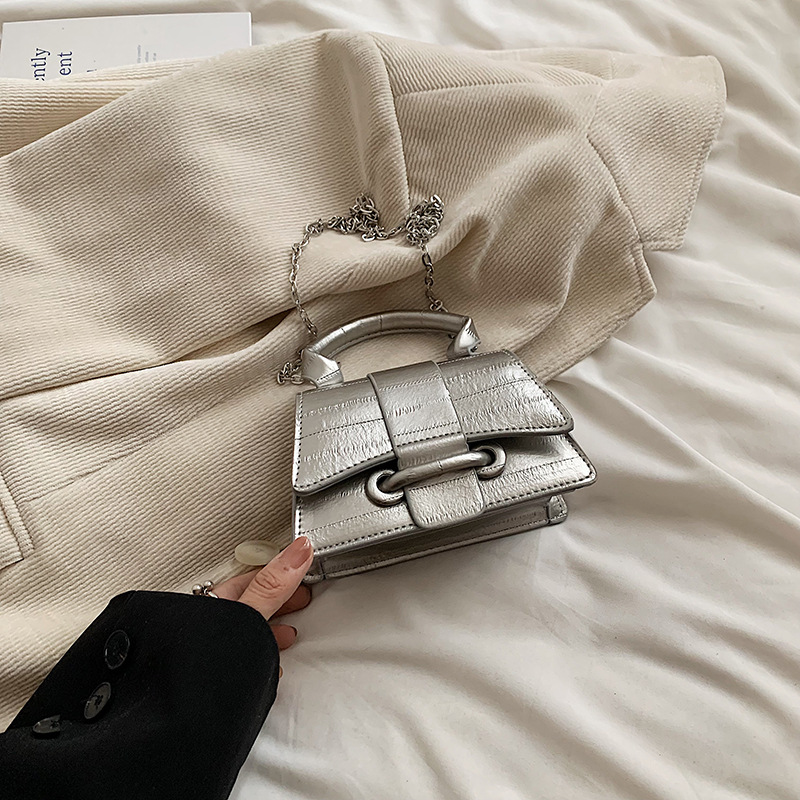 Bolso de mujer de anguila plateada 2024, nuevo estilo de moda de alta calidad, bolso de hombro de cadena, bolso compacto y exquisito.