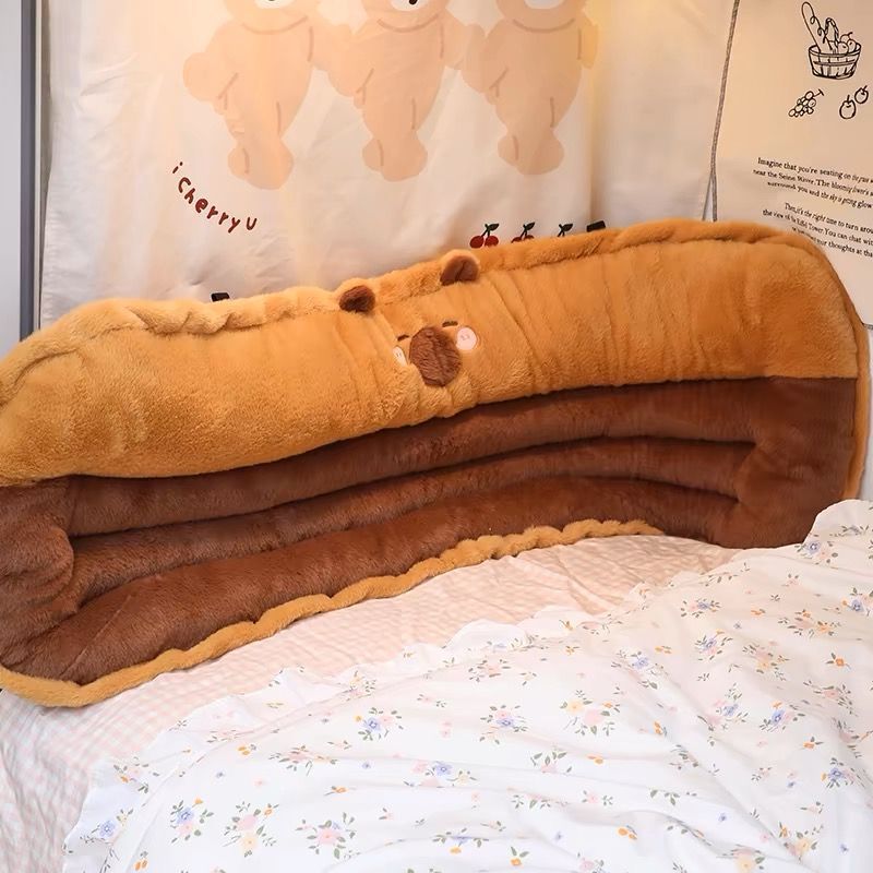 ぬいぐるみの子豚のベッドの上に柔らかいクッションがあります。|undefined