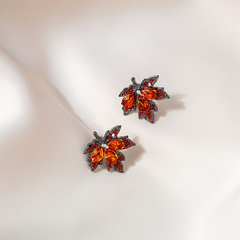 Boucles D&#39;oreilles En Alliage De Feuille D&#39;érable Rouge Avec Zircon Micro-incrusté display picture 3