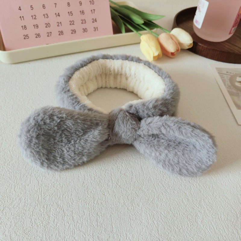 Gray wire rabbit ears