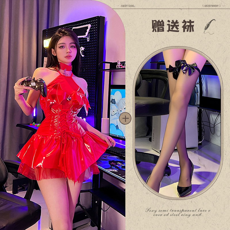 Red clothes + black bow stockings