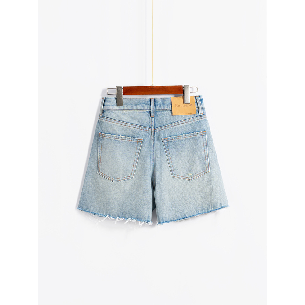 いいタイプですね水色のバリに穴が開いているデニムの半ズボンはやせていて足が長いです。2025夏の新型レジャー752